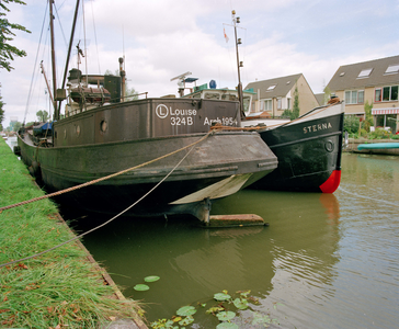 840039 Afbeelding van twee aangemeerde vrachtschepen (de 'Louise en de 'Sterna') langs de Jutfaseweg te Utrecht, met op ...